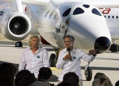 Richard Branson och Burt Rutan visar upp WhiteKnightTwo (Eve)