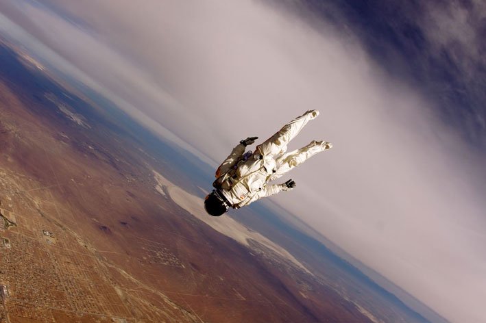 Riskfylld rekordresa till yttre stratosfären där Felix Baumgartner spränger ljudvallen för framtiden